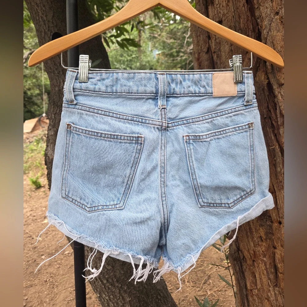 Zara Womens Light Wash Distressed Jean‎ Shorts Size 2